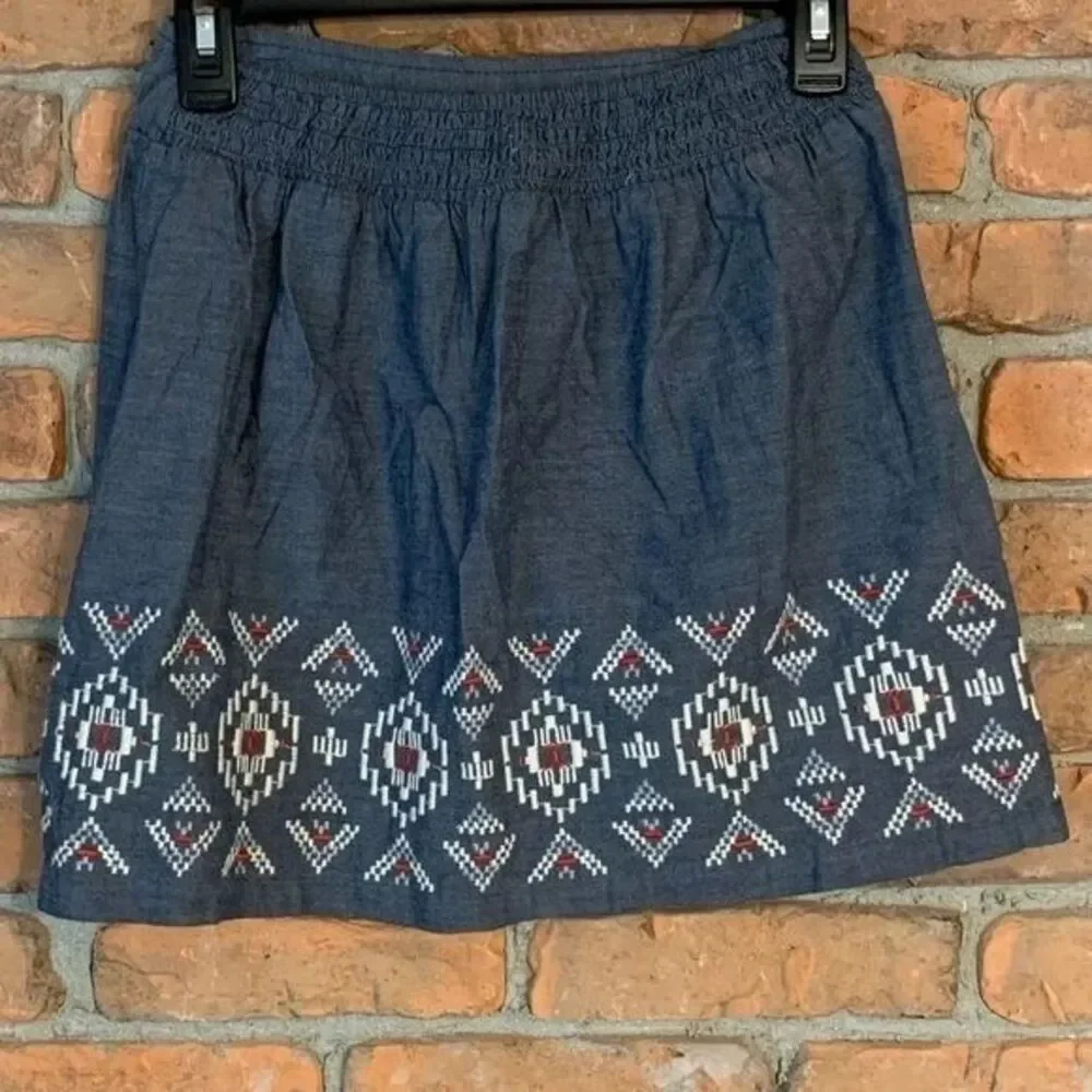 American Eagle Skirt womens XS Gray Blue Chambray Embroidered‎ Aztec Boho Mini